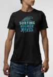 Ανδρικό T-Shirt σε μαύρο χρώμα Surfing higher waves